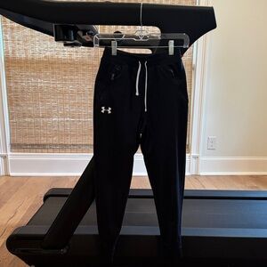 Boys Under Armour Black Athletic Pants great condition